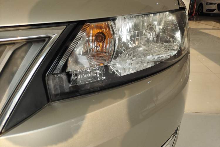 Used Skoda Rapid 2013 1.6L Automatic Smart Selection Model Left Front Headlight