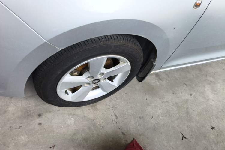 Used Skoda Rapid 2013 1.6L Automatic Smart Selection Model Left Front Wheel Hub