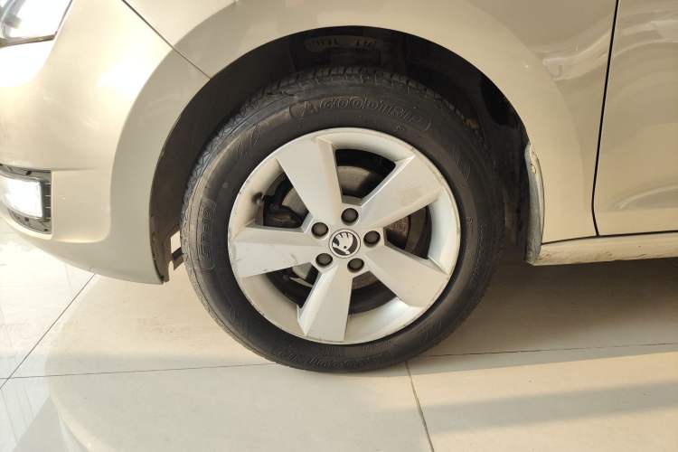 Used Skoda Rapid 2013 1.6L Automatic Smart Selection Model Left Front Wheel Hub
