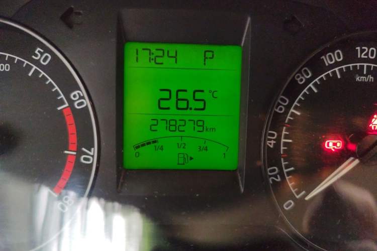 Used Skoda Rapid 2013 1.6L Automatic Smart Selection Model Odometer Close Up