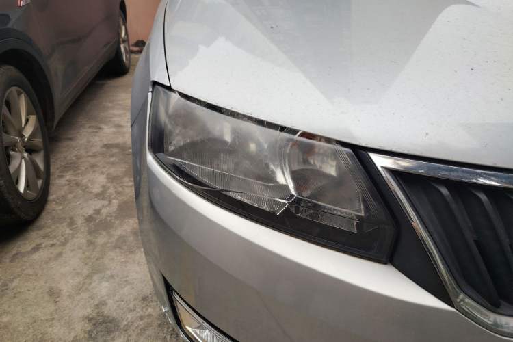 Used Skoda Rapid 2013 1.6L Manual Smart Selection Model Right Front Headlight