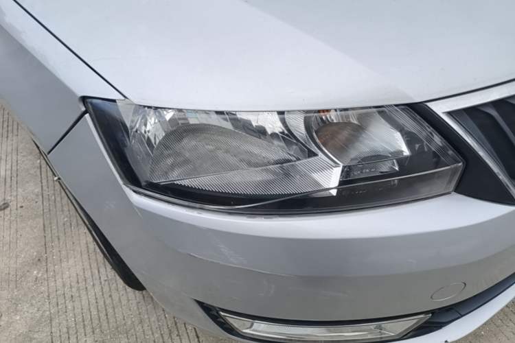 Used Skoda Rapid 2013 1.6L Automatic Smart Selection Model Right Front Headlight