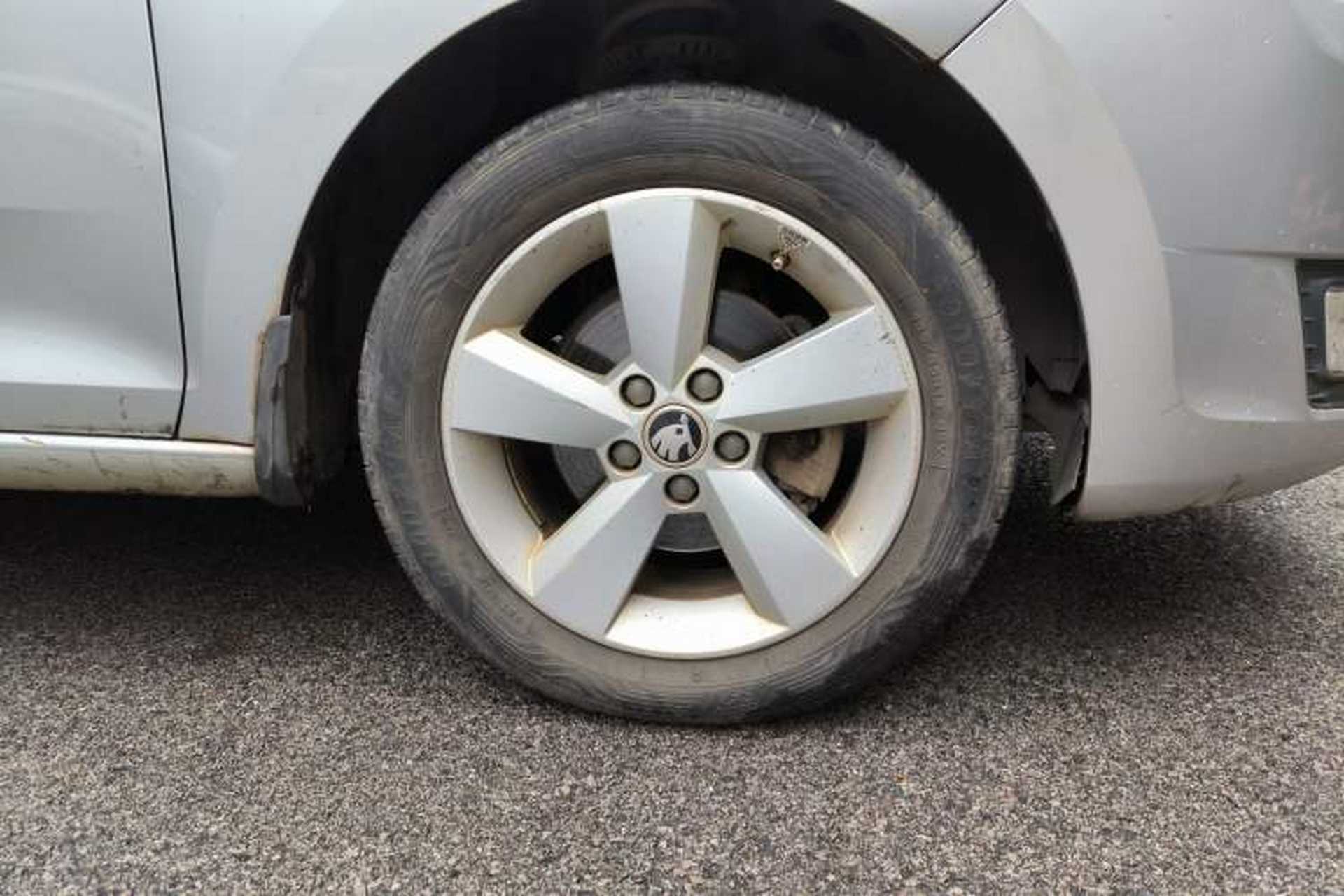 Used Skoda Rapid 2013 1.6L Automatic Smart Selection Model Right Front Wheel Hub