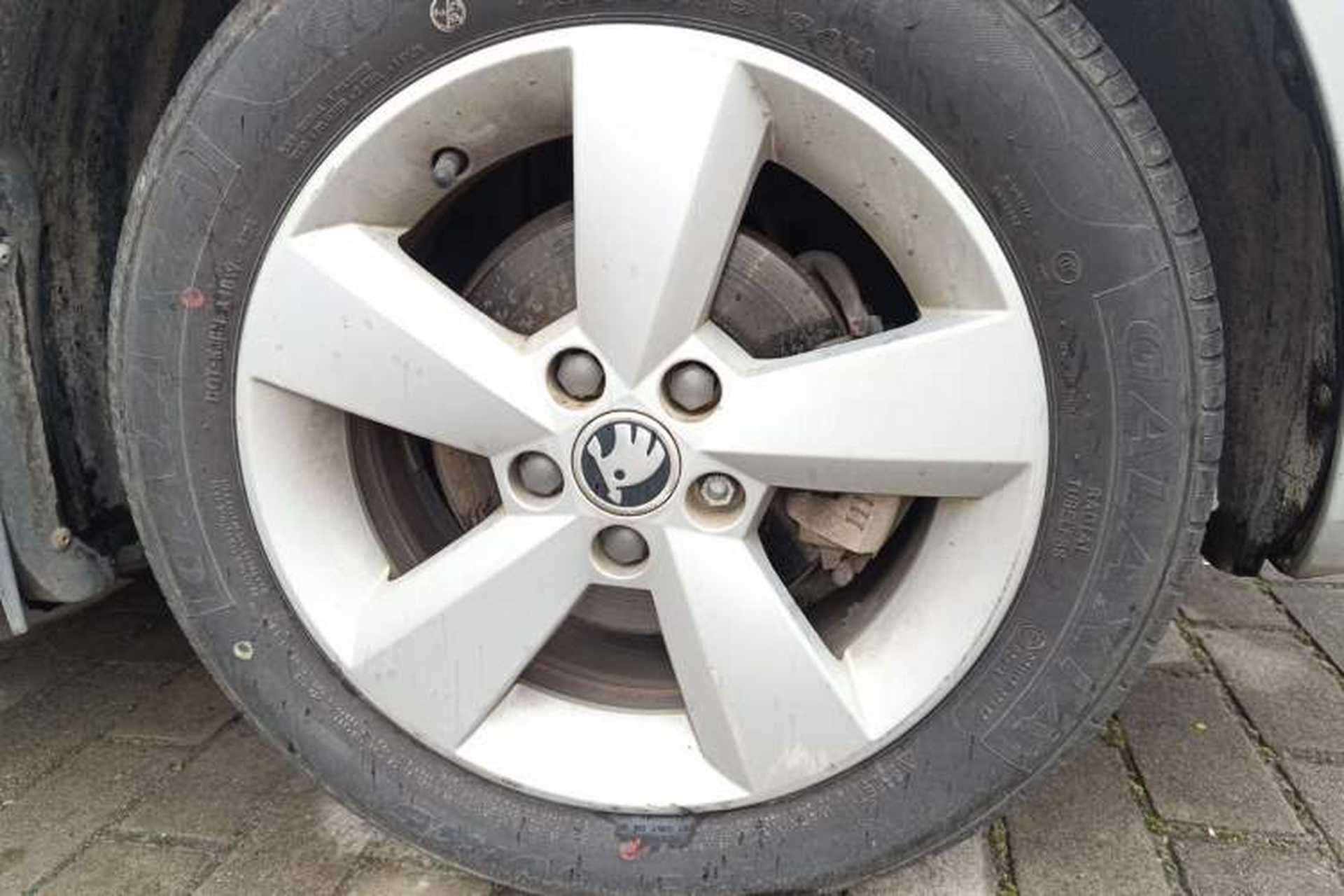 Used Skoda Rapid 2013 1.6L Automatic Smart Selection Model Right Front Wheel Hub