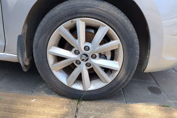 Used Skoda Rapid 2013 1.6L Manual Smart Selection Model Right Front Wheel Hub