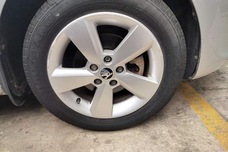 Used Skoda Rapid 2013 1.6L Manual Smart Selection Model Right Front Wheel Hub