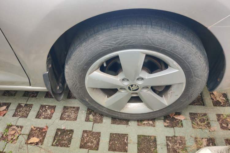Used Skoda Rapid 2013 1.6L Automatic Smart Selection Model Right Front Wheel Hub
