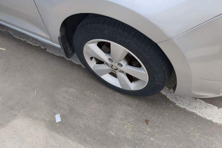 Used Skoda Rapid 2013 1.6L Manual Smart Selection Model Right Front Wheel Hub