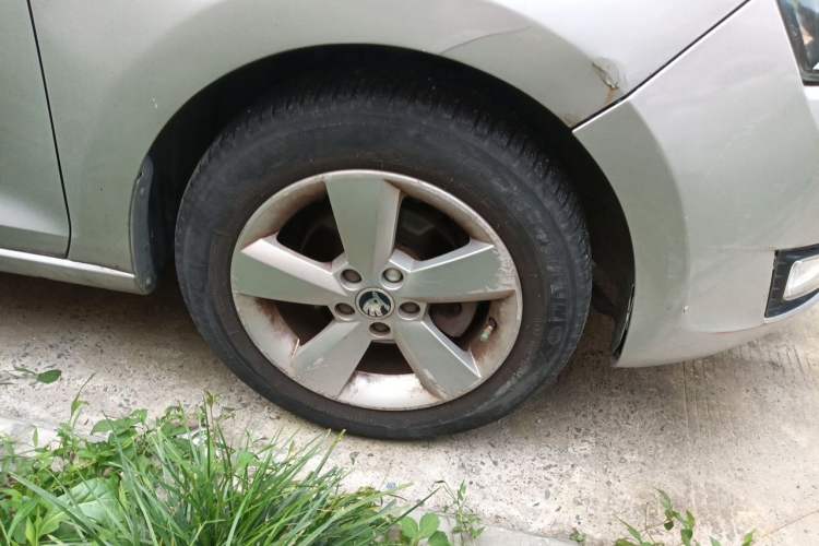 Used Skoda Rapid 2013 1.6L Automatic Smart Selection Model Right Front Wheel Hub