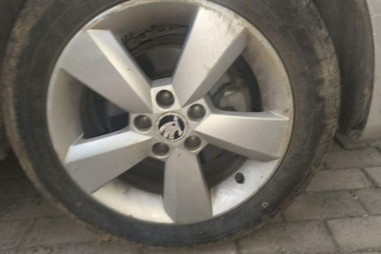 Used Skoda Rapid 2013 1.6L Automatic Smart Selection Model Right Front Wheel Hub