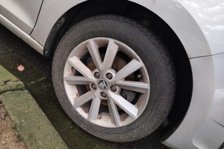 Used Skoda Rapid 2013 1.6L Automatic Smart Selection Model Right Front Wheel Hub