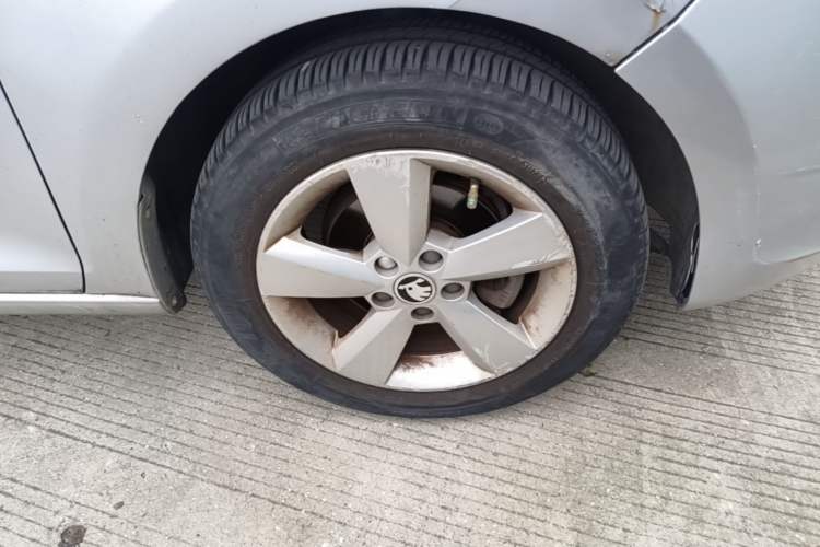Used Skoda Rapid 2013 1.6L Automatic Smart Selection Model Right Front Wheel Hub