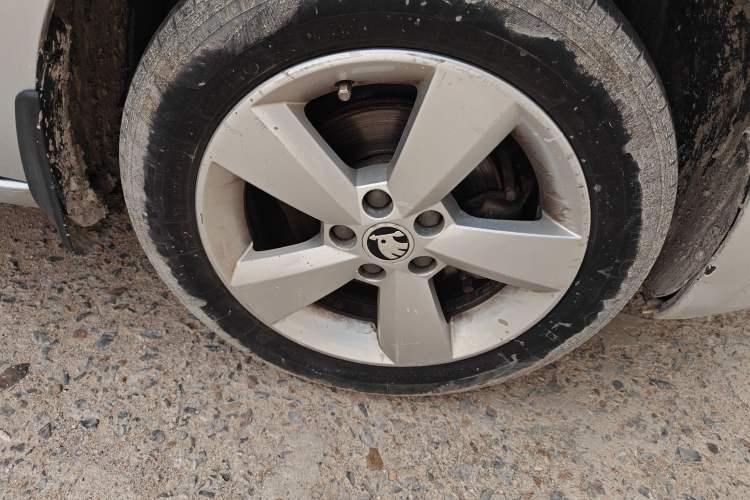 Used Skoda Rapid 2013 1.4L Manual Smart Selection Trim Right Front Wheel Hub