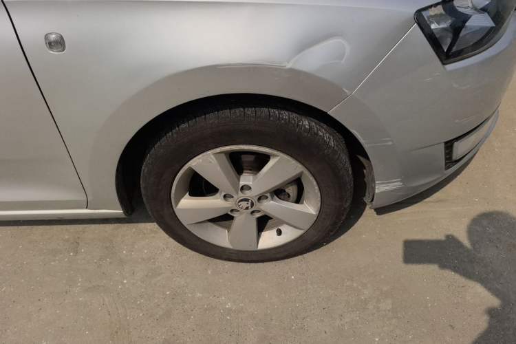 Used Skoda Rapid 2013 1.6L Automatic Smart Selection Model Right Front Wheel Hub