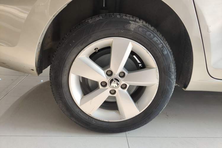 Used Skoda Rapid 2013 1.6L Automatic Smart Selection Model Right Rear Wheel Hub
