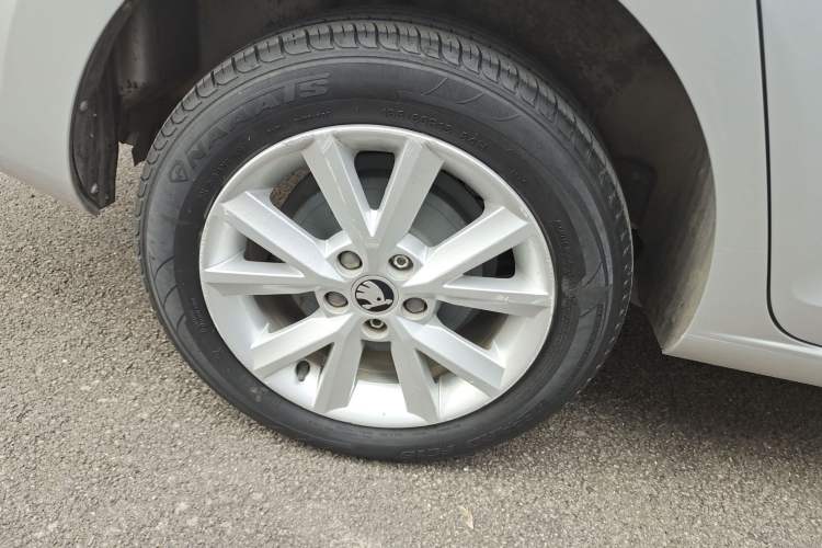 Used Skoda Rapid 2013 1.6L Automatic Preferred Model Right Rear Wheel Hub