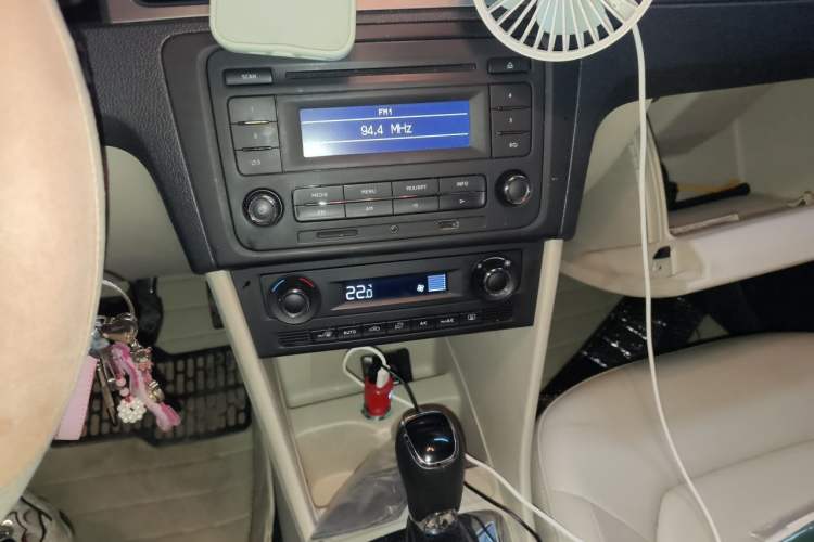 Used Skoda Rapid 2013 1.6L Automatic Preferred Model Audio And AC Panel
