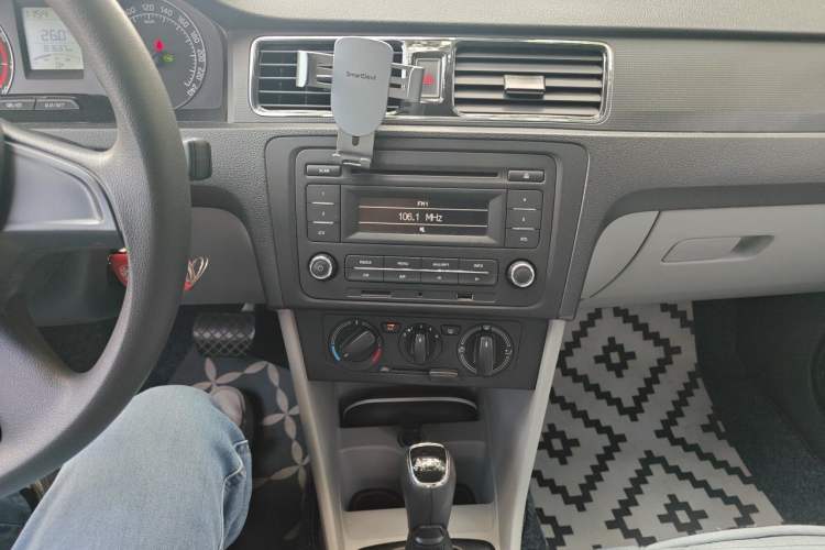 Used Skoda Rapid 2013 1.6L Automatic Smart Selection Model Audio And AC Panel