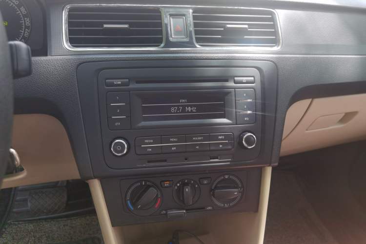 Used Skoda Rapid 2013 1.6L Automatic Smart Selection Model Audio And AC Panel