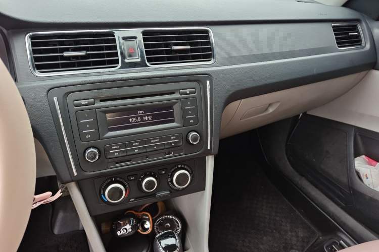 Used Skoda Rapid 2013 1.6L Automatic Smart Selection Model Audio And AC Panel