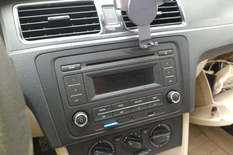 Used Skoda Rapid 2013 1.6L Automatic Smart Selection Model Audio And AC Panel