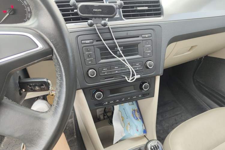 Used Skoda Rapid 2013 1.6L Manual Preferred Version Audio And AC Panel