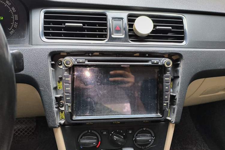 Used Skoda Rapid 2013 1.6L Automatic Smart Selection Model Audio And AC Panel