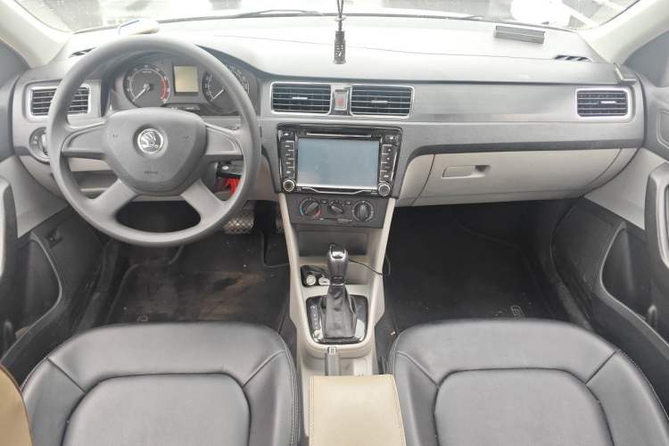 Used Skoda Rapid 2013 1.6L Automatic Smart Selection Model Center Console