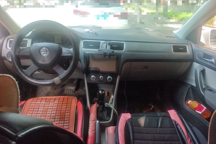 Used Skoda Rapid 2013 1.6L Automatic Smart Selection Model Center Console