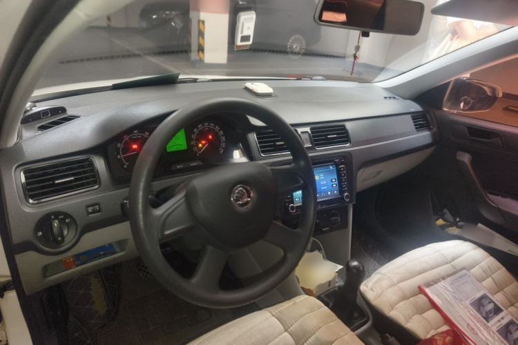 Used Skoda Rapid 2013 1.4L Manual Enjoyment Model Center Console