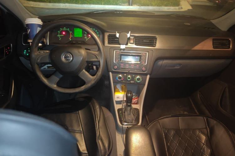 Used Skoda Rapid 2013 1.6L Automatic Enjoyment Model Center Console