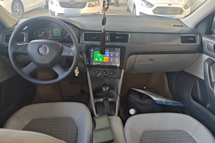 Used Skoda Rapid 2013 1.6L Automatic Smart Selection Model Center Console
