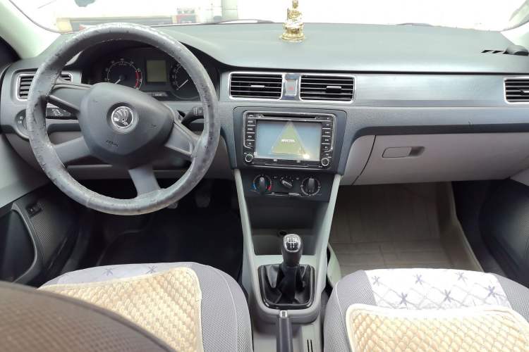 Used Skoda Rapid 2013 1.6L Manual Smart Selection Model Center Console