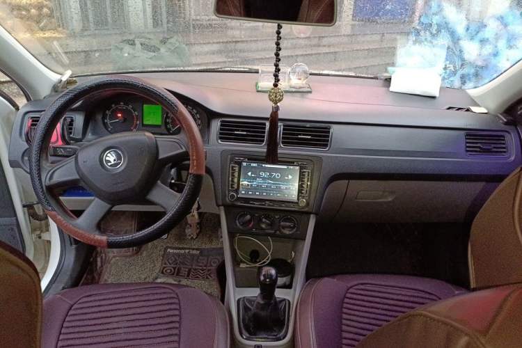 Used Skoda Rapid 2013 1.4L Manual Enjoyment Model Center Console