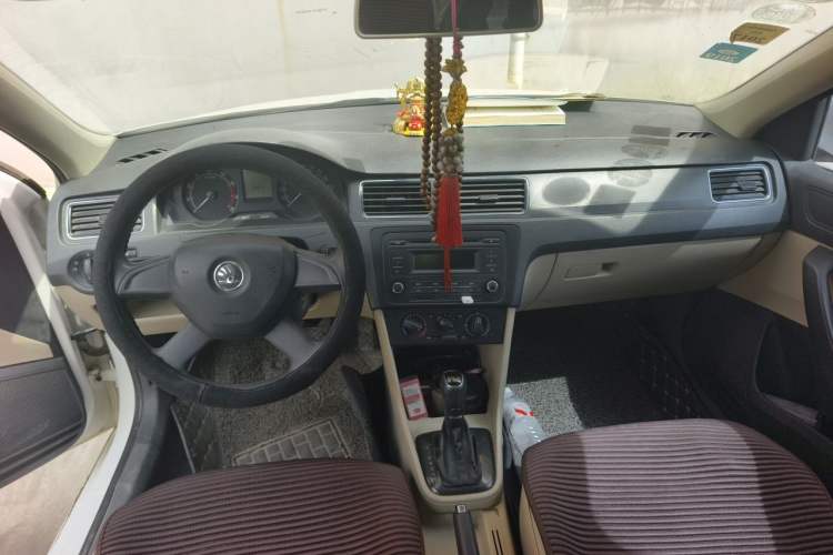 Used Skoda Rapid 2013 1.6L Automatic Smart Selection Model Center Console