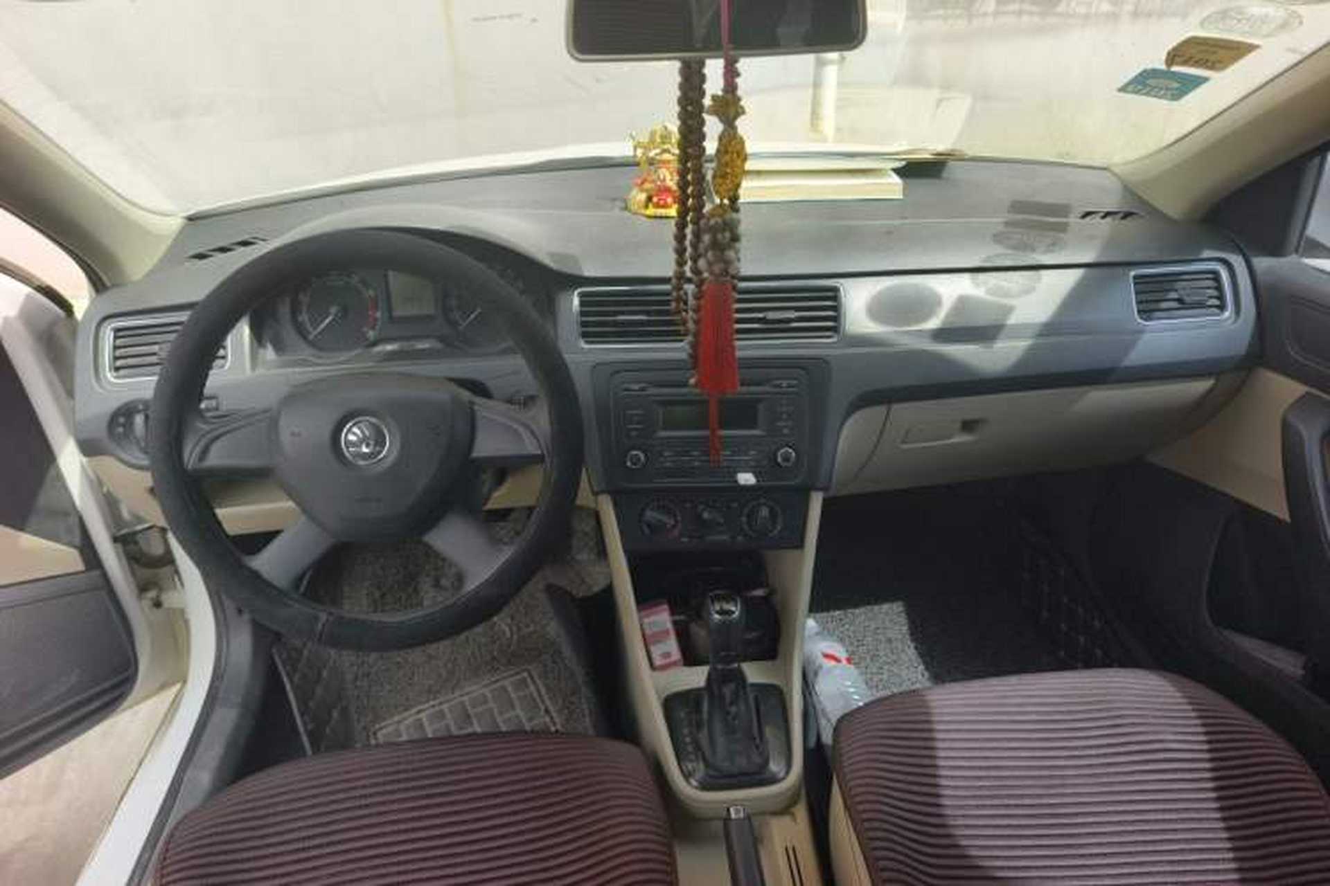 Used Skoda Rapid 2013 1.6L Automatic Smart Selection Model Center Console