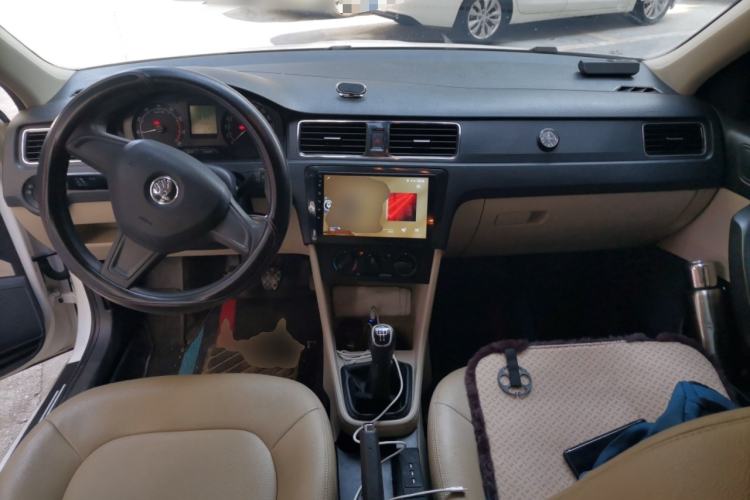 Used Skoda Rapid 2013 1.6L Manual Smart Selection Model Center Console
