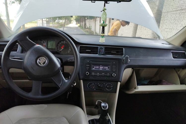 Used Skoda Rapid 2013 1.6L Manual Smart Selection Model Center Console