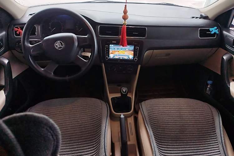 Used Skoda Rapid 2013 1.4L Manual Smart Selection Trim Center Console