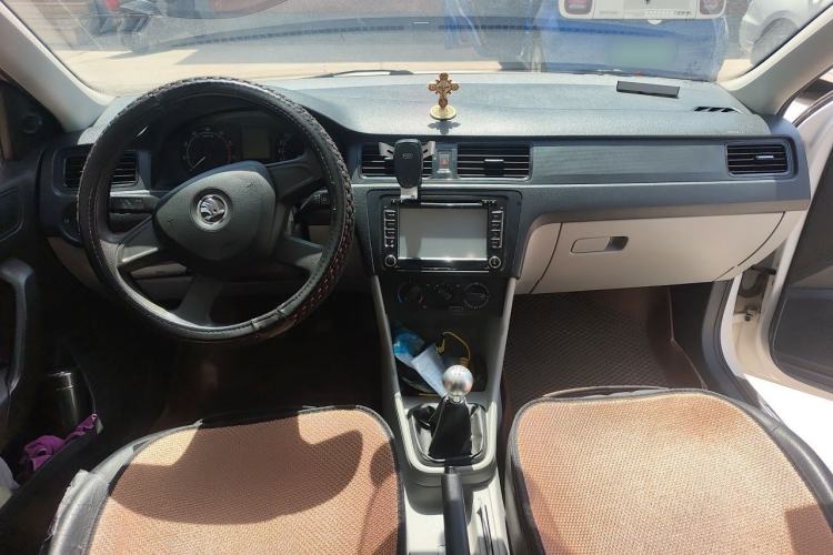Used Skoda Rapid 2013 1.6L Manual Enjoyment Model Center Console