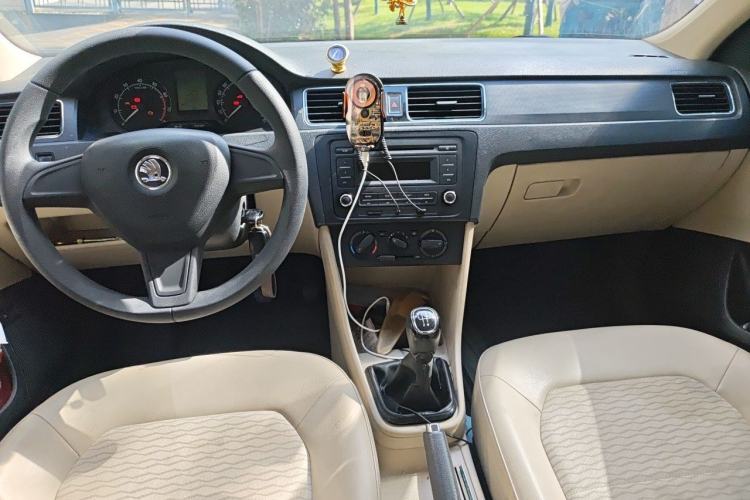 Used Skoda Rapid 2013 1.6L Manual Smart Selection Model Center Console