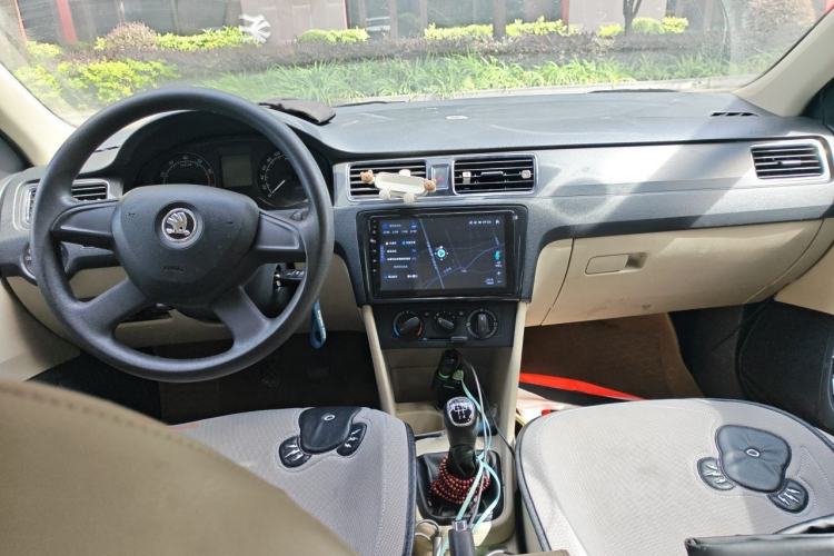 Used Skoda Rapid 2013 1.6L Manual Smart Selection Model Center Console