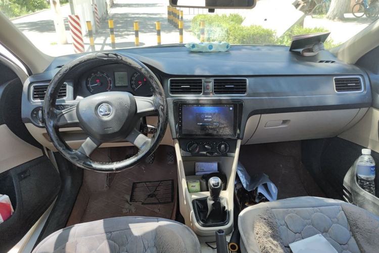 Used Skoda Rapid 2013 1.6L Manual Smart Selection Model Center Console