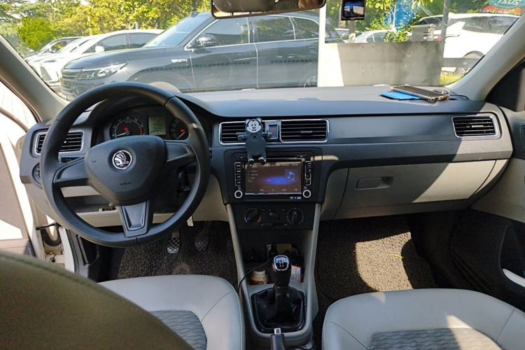 Used Skoda Rapid 2013 1.6L Manual Smart Selection Model Center Console