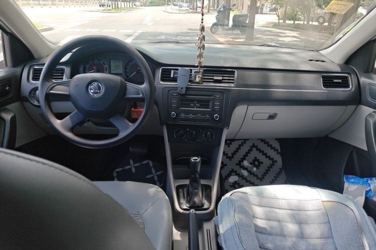 Used Skoda Rapid 2013 1.6L Automatic Smart Selection Model Center Console