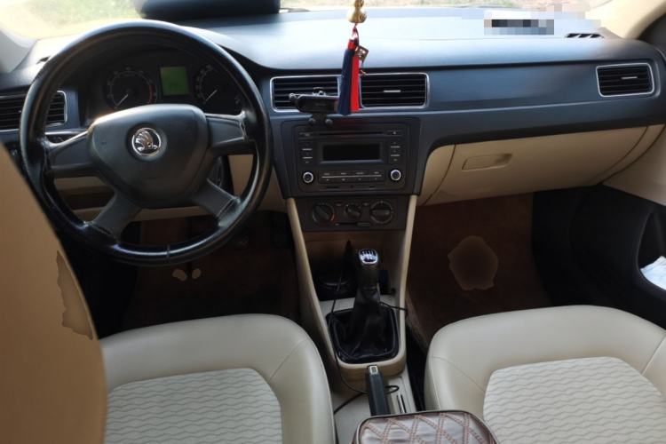 Used Skoda Rapid 2013 1.6L Manual Smart Selection Model Center Console