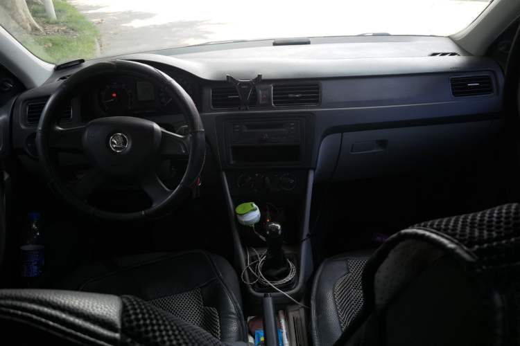 Used Skoda Rapid 2013 1.6L Manual Enjoyment Model Center Console