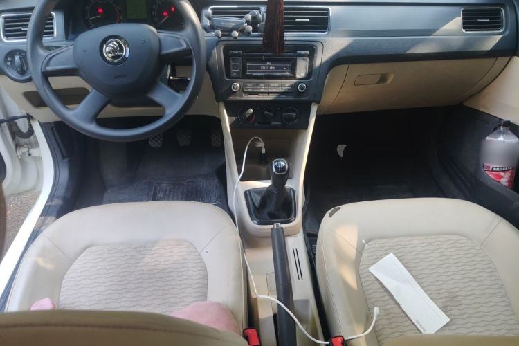 Used Skoda Rapid 2013 1.6L Manual Smart Selection Model Center Console