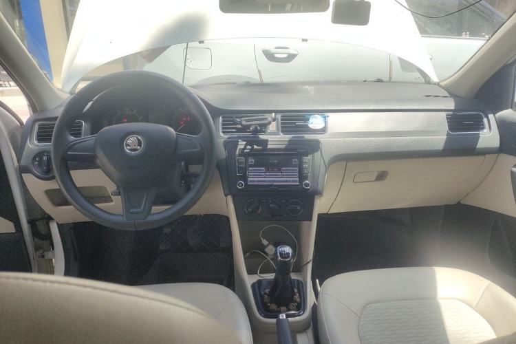 Used Skoda Rapid 2013 1.6L Manual Smart Selection Model Center Console