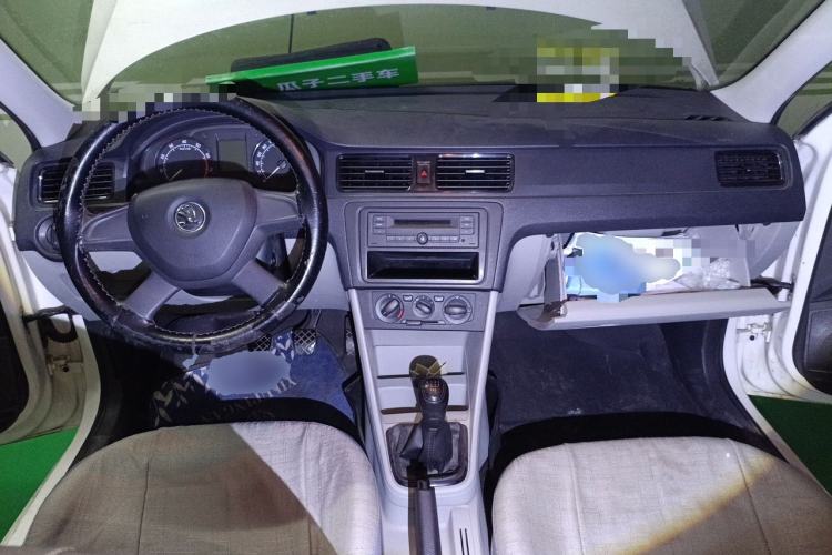 Used Skoda Rapid 2013 1.6L Manual Enjoyment Model Center Console